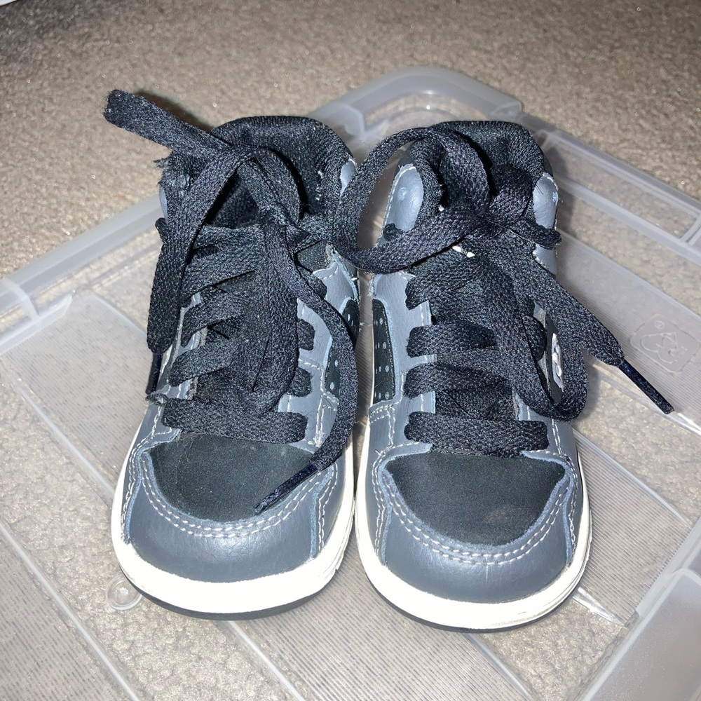 Toddler size 5 DC shoes. - Picture 2 of 4